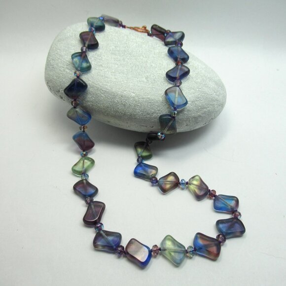 Uranium glass bead Necklace - Picture 4 of 9